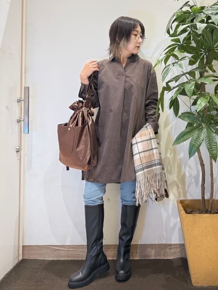 misakiさんの「SHOO･LA･RUE｜【洗濯機可/S-LL】すっきり見えにこだわった コーデュロイチュニックワンピース」を使ったコーディネート