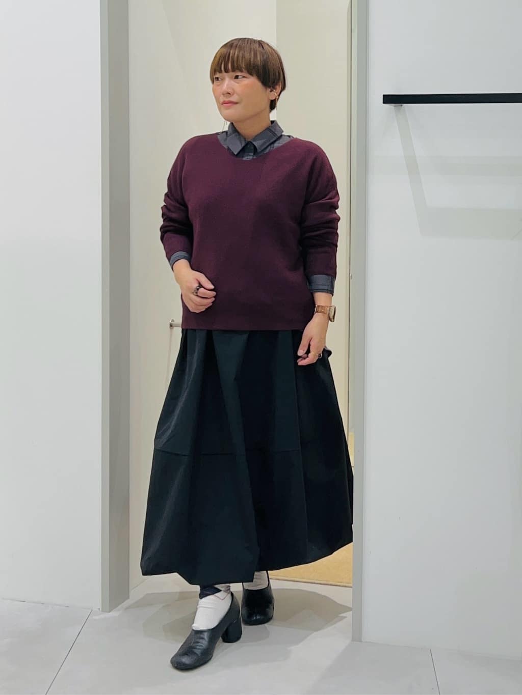 タナさんの「THE SHOP TK｜【すっきりシルエットが叶う】大人のためのVネックニット/毛玉になりにくい/静電気防止/洗濯機OK」を使ったコーディネート