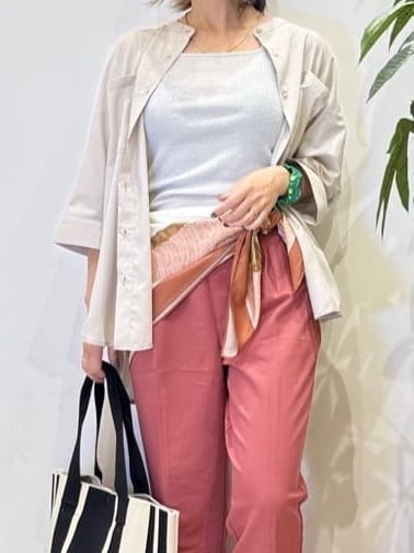 misakiさんの「SHOO･LA･RUE｜【S-LL/洗濯後しわになりにくい】コットン風 前あきドルマンブラウス」を使ったコーディネート