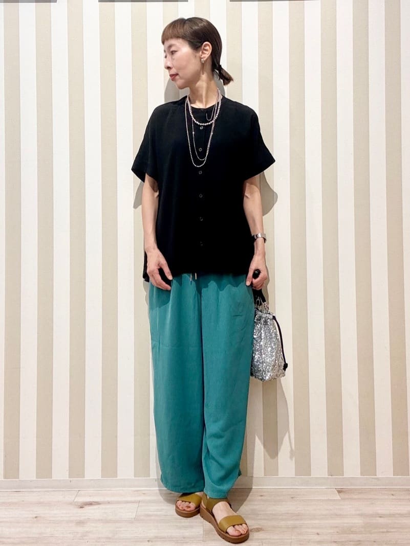 まつこさんの「SHOO･LA･RUE｜【洗える/プチプラ】大人の抜け感をプラスする バンドカラーシャツ」を使ったコーディネート