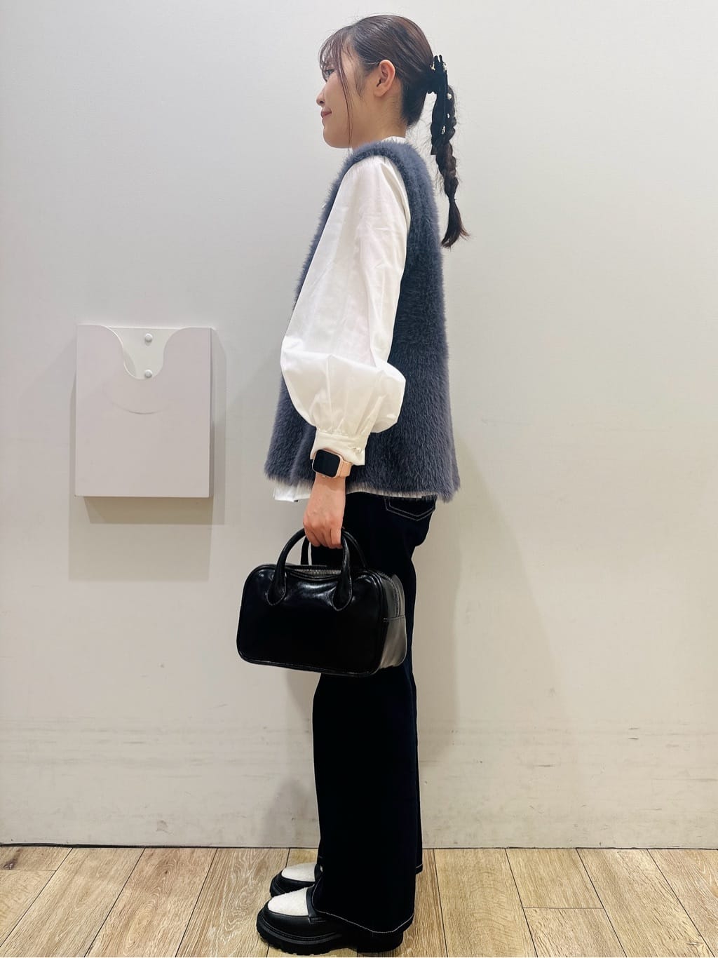 MOMOさんの「index｜《andGIRL掲載》フェザーペプラムジレ【洗濯機OK／抗ピル】」を使ったコーディネート