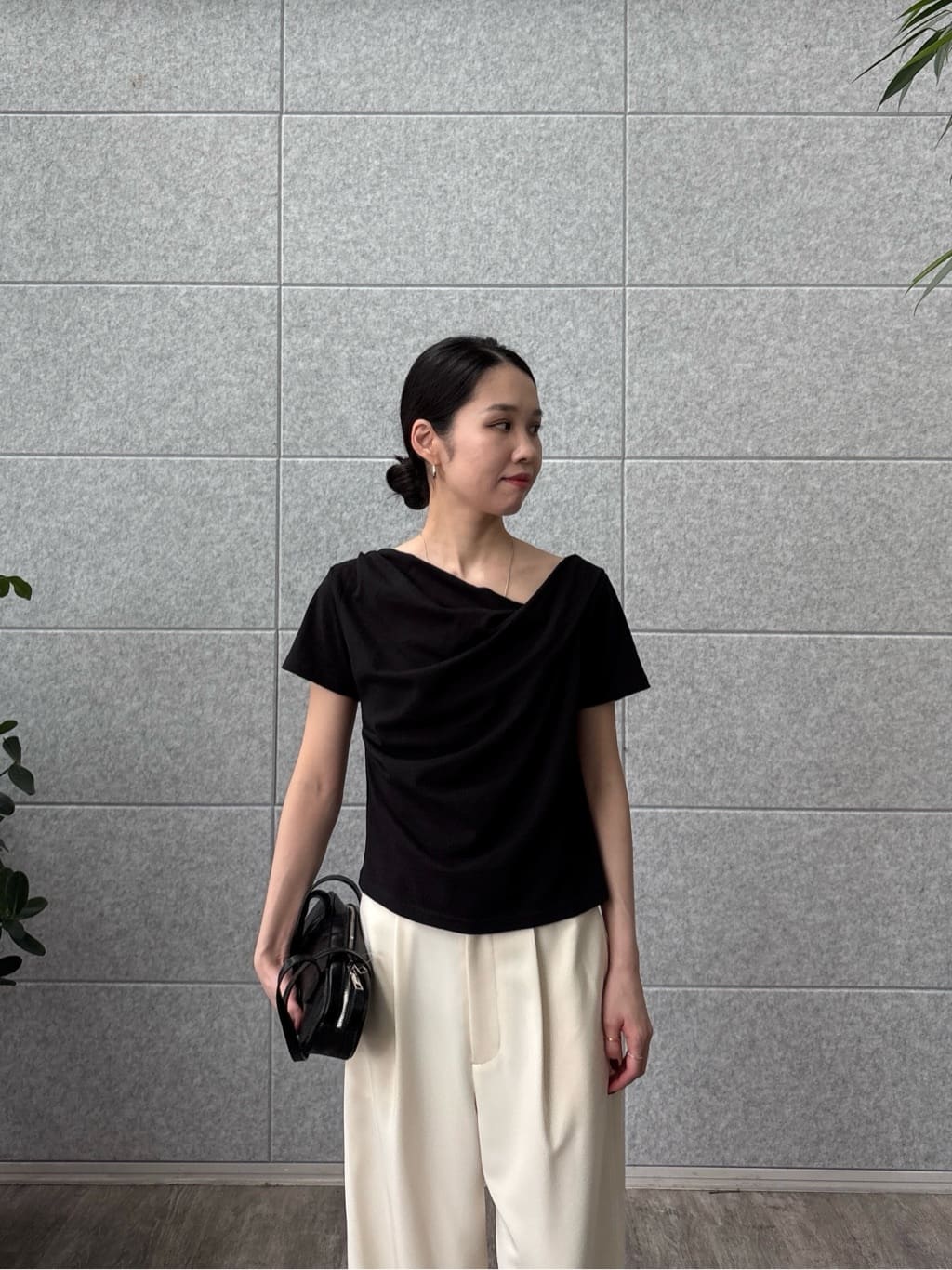 ひなさんの「INDIVI｜ドレープクロップドカットソー」を使ったコーディネート