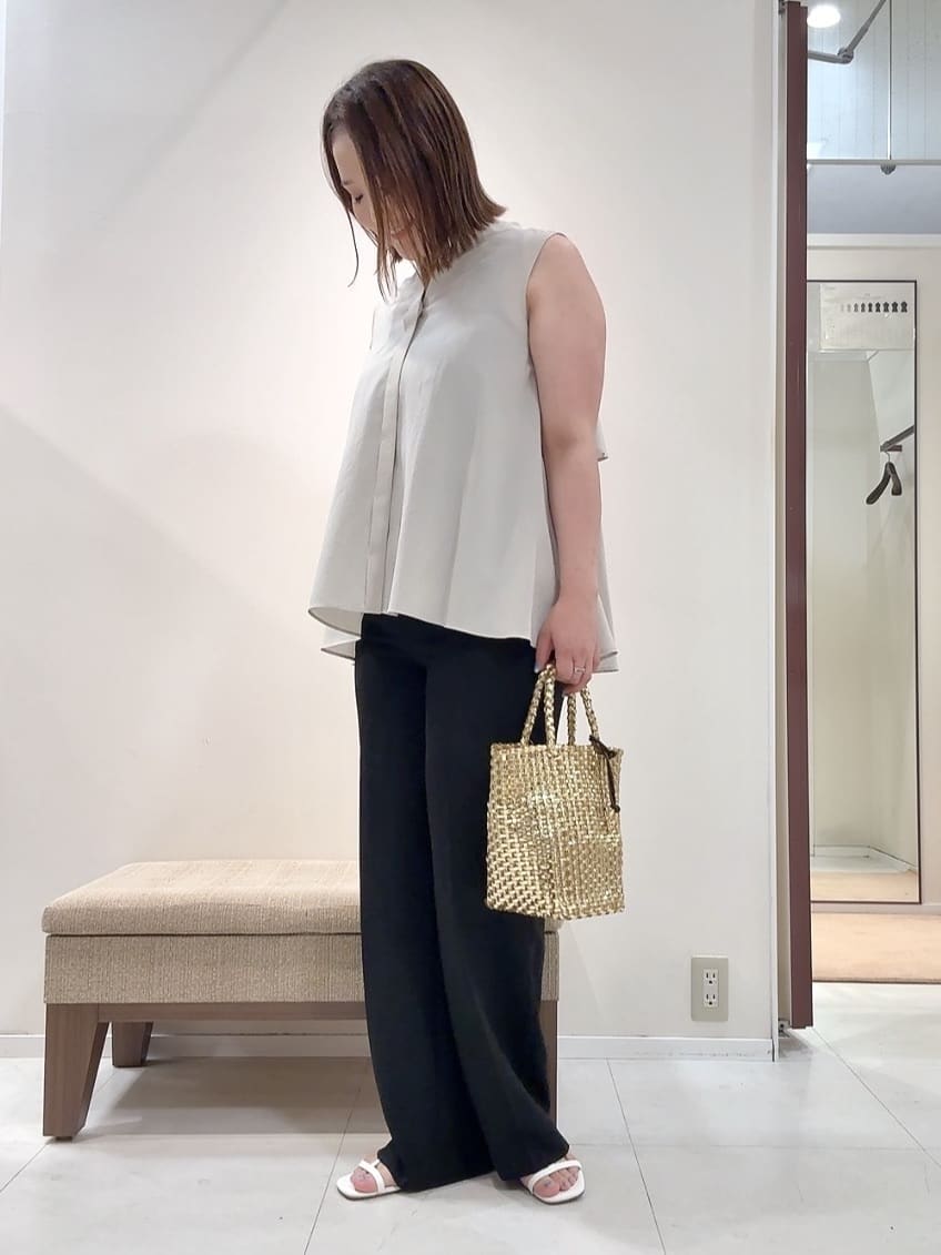 YUIさんの「UNTITLED｜【接触冷感/吸水速乾】フレアバックシャンブラウス」を使ったコーディネート