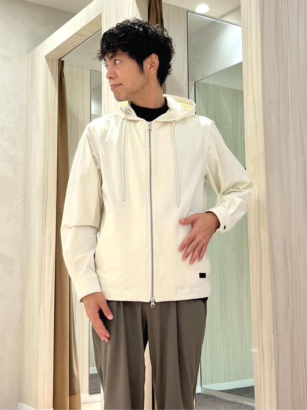 URAさんの「TAKEO KIKUCHI｜【3D ナイロン ストレッチ】ジップアップ フードブルゾン」を使ったコーディネート