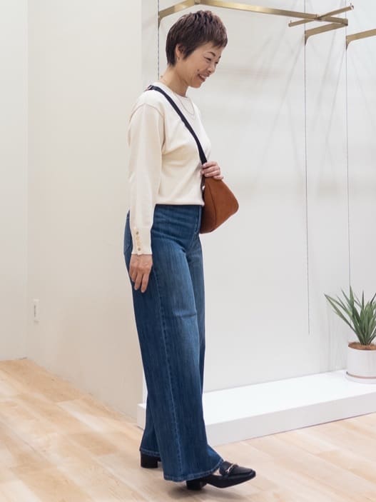 シュウコさんの「grove｜ON/OFF毎日使える！袖口ボタンドロップショルダーニット」を使ったコーディネート