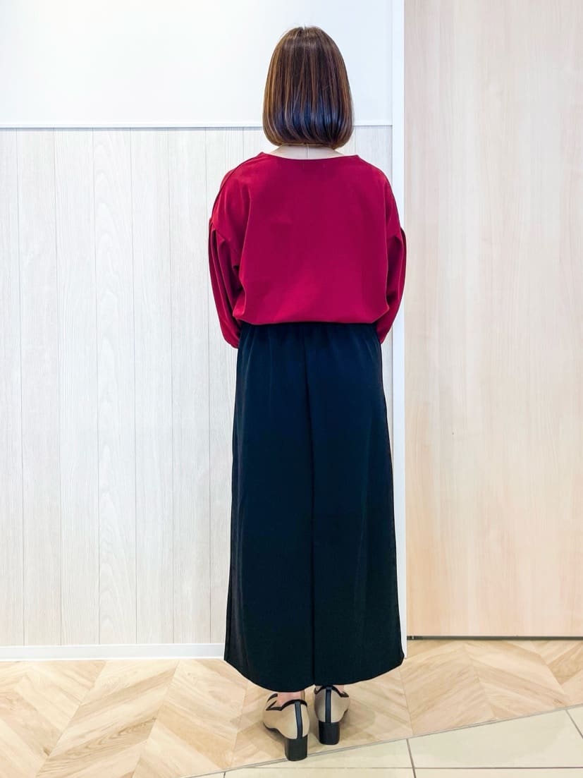 tomoさんの「SHOO･LA･RUE｜【2点セット/7分袖】大人のきれい見え お袖タック入りアクセ付きトップス」を使ったコーディネート