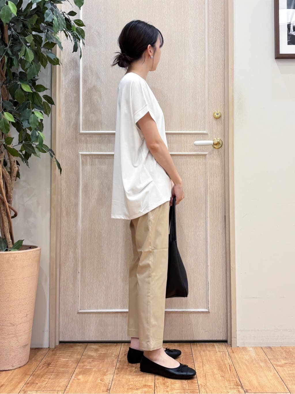 なみさんの「SHOO･LA･RUE｜【S-LL/汗ジミ軽減/ひんやり/UV】体型カバーに タック入りドルマントップス」を使ったコーディネート