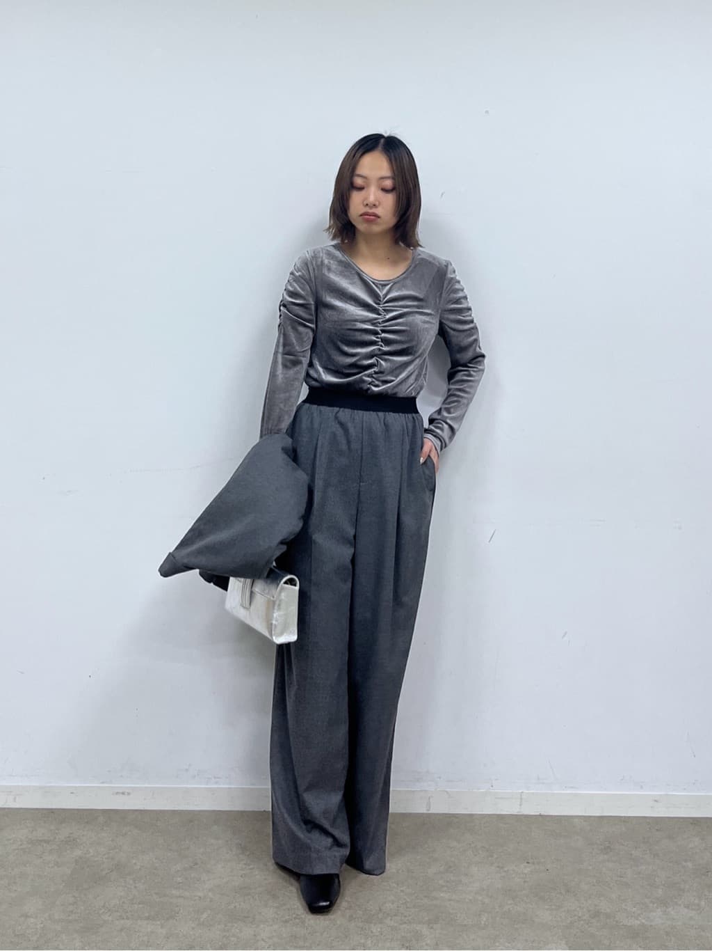 Harukaさんの「INDIVI｜【MILLELA FIRENZE】ループハンドルバッグ」を使ったコーディネート