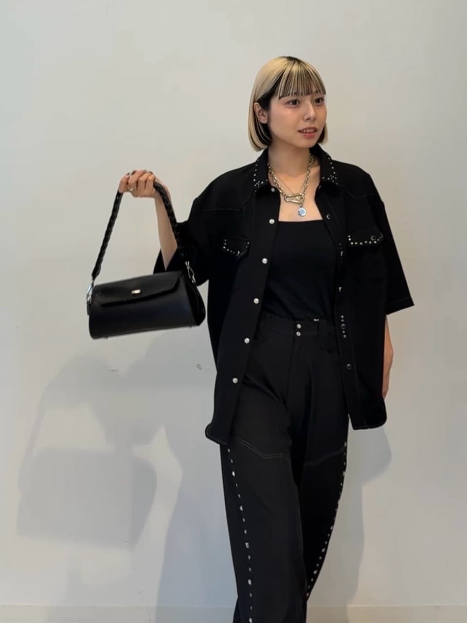 川本葵さんの「tk.TAKEO KIKUCHI｜ウェスタンスタッズシャツ」を使ったコーディネート