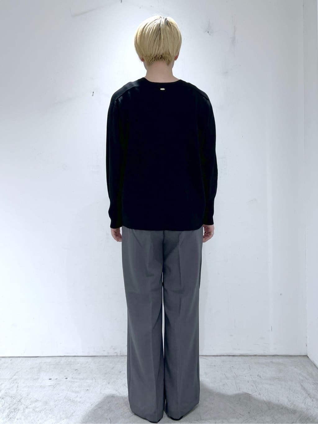 JINさんの「OPAQUE.CLIP｜リラクシーVネックニット【洗濯機洗OK】《6col》」を使ったコーディネート
