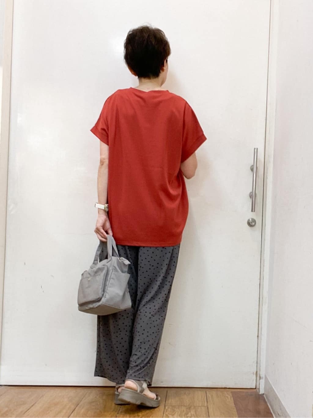 みぃさんの「SHOO･LA･RUE｜【S-LL/汗ジミ軽減/ひんやり/UV】体型カバーに タック入りドルマントップス」を使ったコーディネート