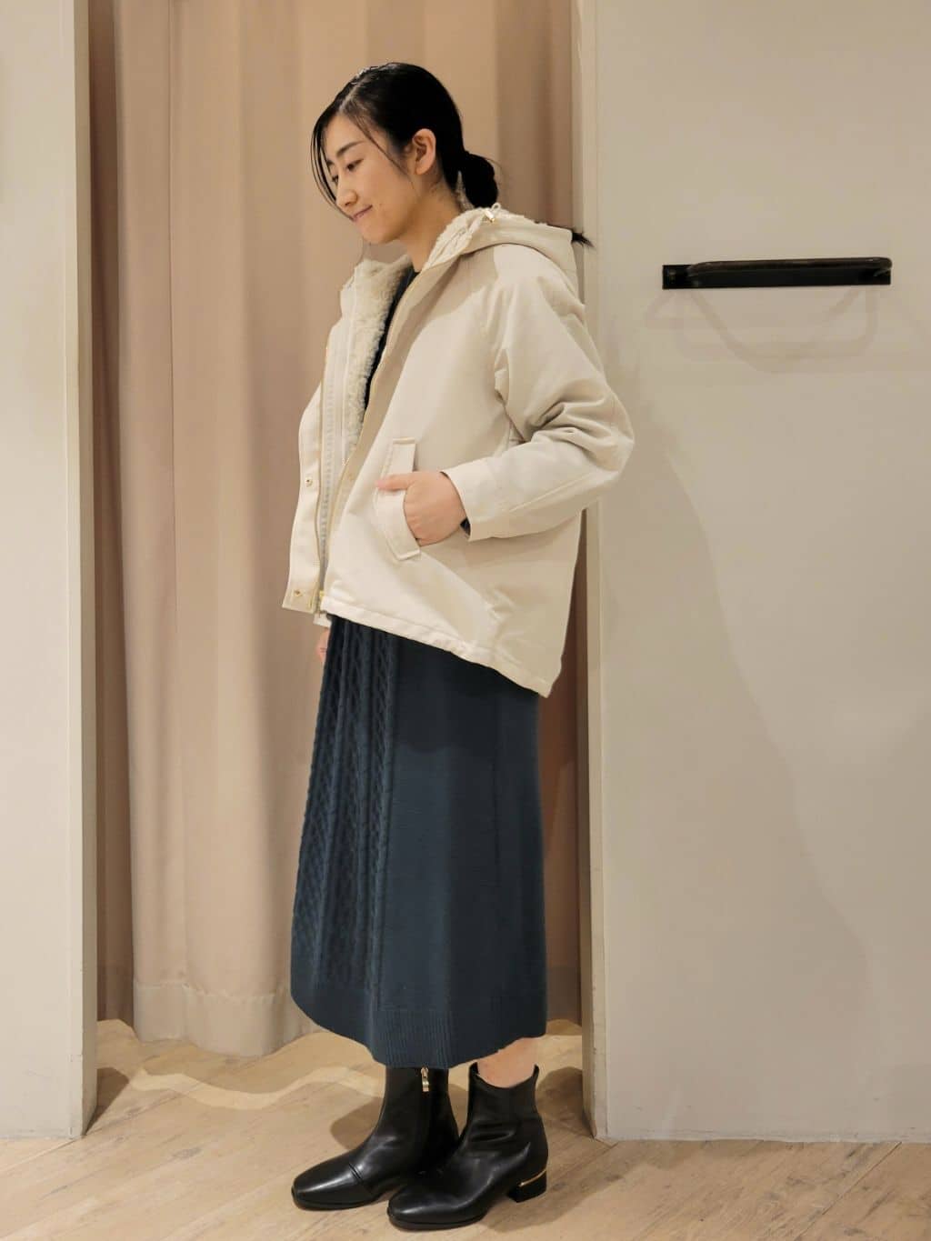 いそさんの「grove｜一枚で華やぐ、袖布帛ケーブルニットワンピース」を使ったコーディネート