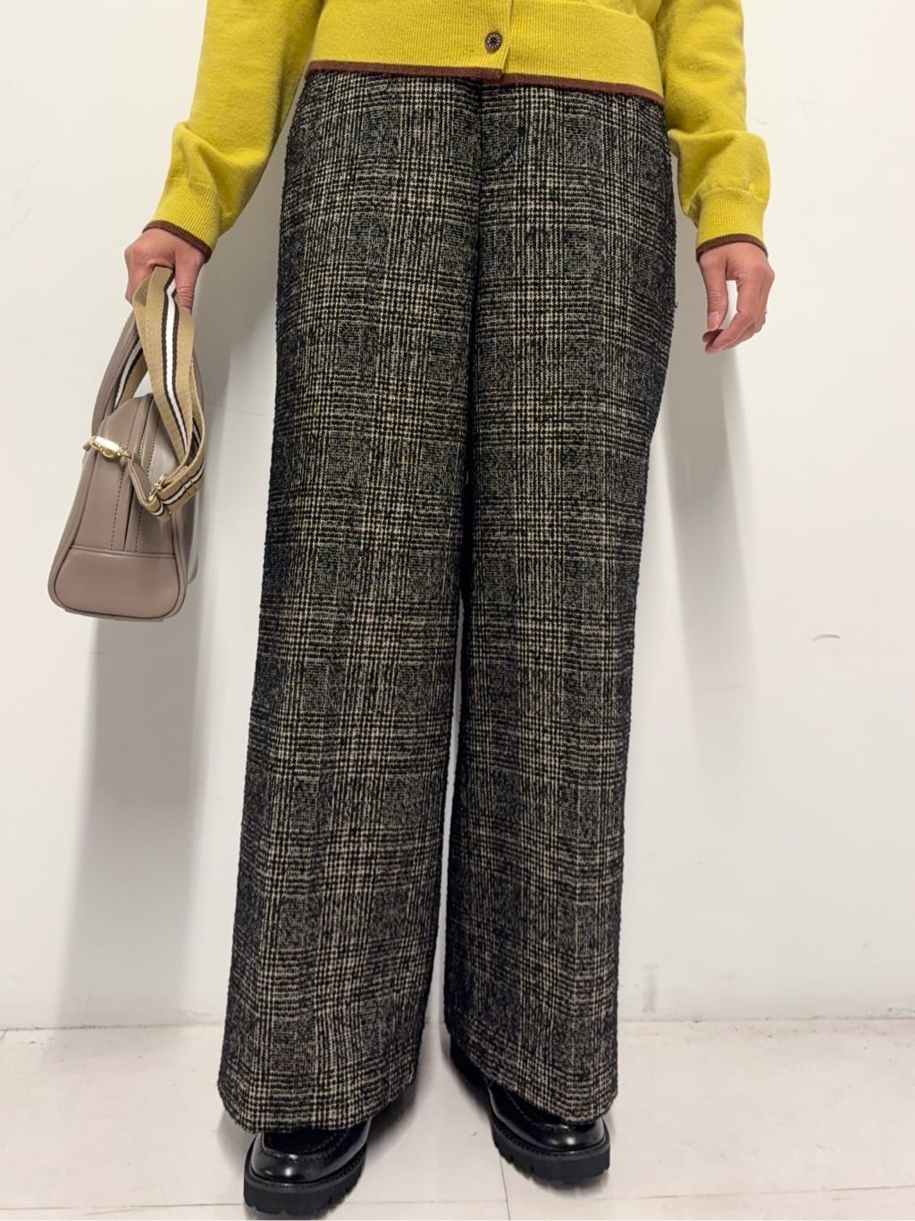 Nishijimaさんの「DRESSTERIOR｜【インナー使いに最適/しっとり暖かな吸湿発熱素材】タートルネックプルオーバー」を使ったコーディネート