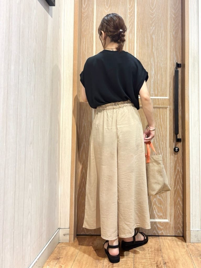 meiさんの「SHOO･LA･RUE｜【S-LL/ひんやり】さらっとタッチできれい見え ピンタックスカーチョ」を使ったコーディネート