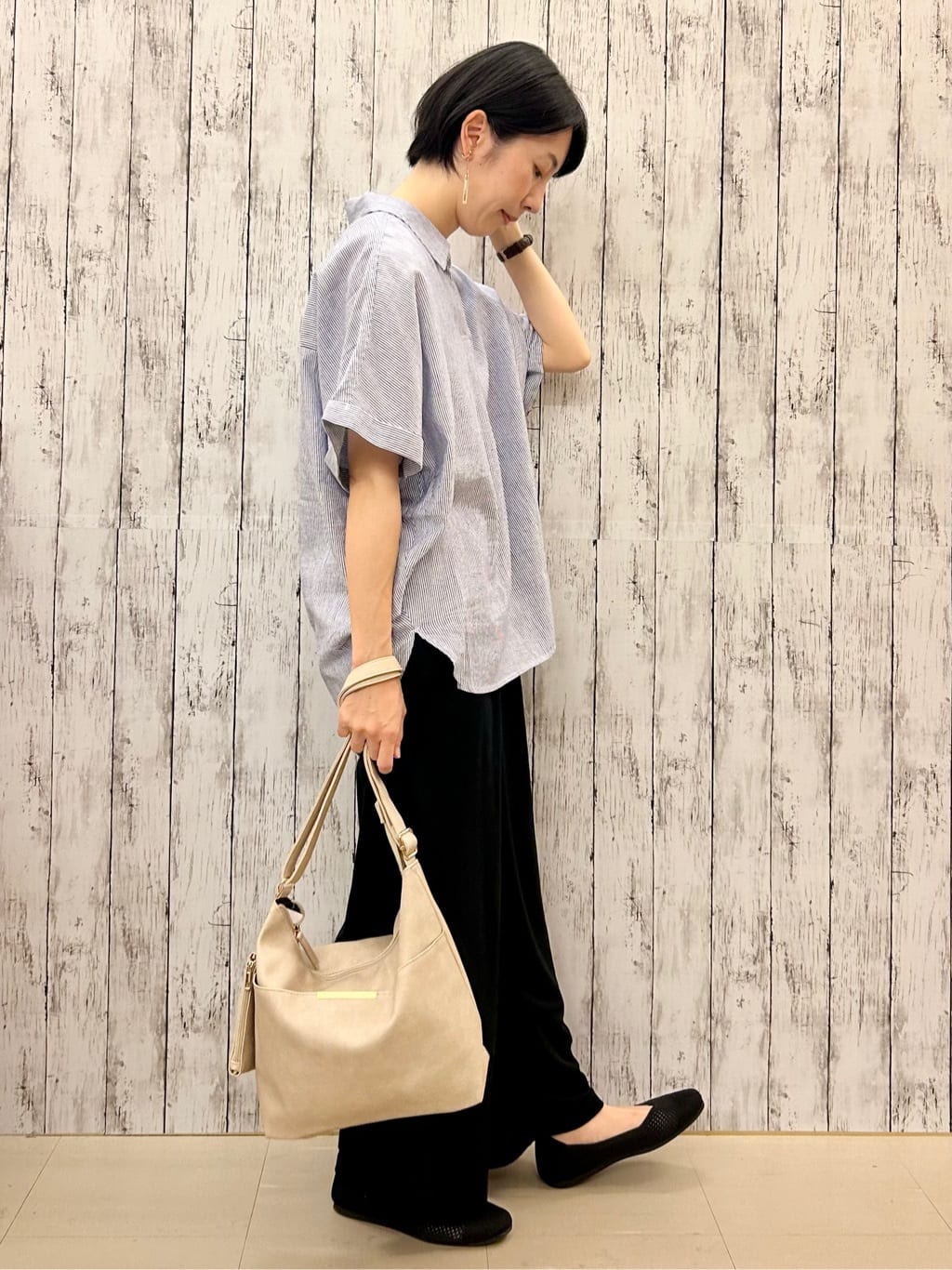 ちぐささんの「SHOO･LA･RUE｜【S-LL/UV/接触冷感/抗菌防臭】体型を自然にカバー フレンチリネンブレンド襟付ドルマンシャツ」を使ったコーディネート