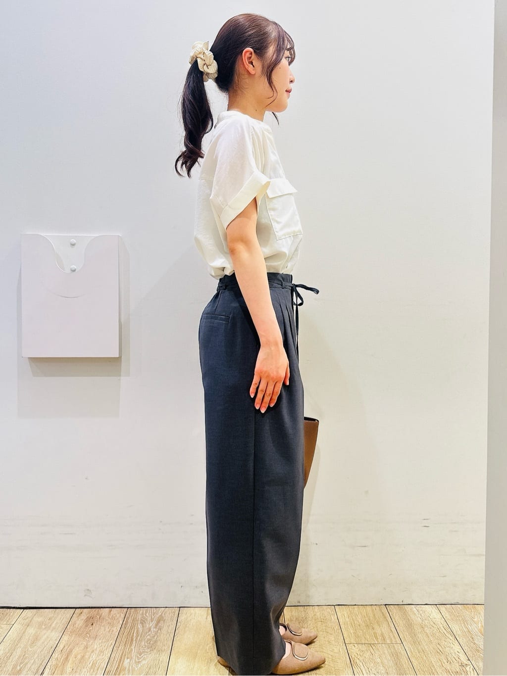 MOMOさんの「index｜【軽量／2WAY】コインカシメシュリンクミドルトートバッグ」を使ったコーディネート