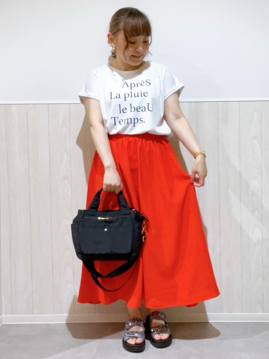 kitaさんの「SHOO･LA･RUE｜【高レビュー/着丈選べる】華やかさをプラスする アソートロングスカート」を使ったコーディネート
