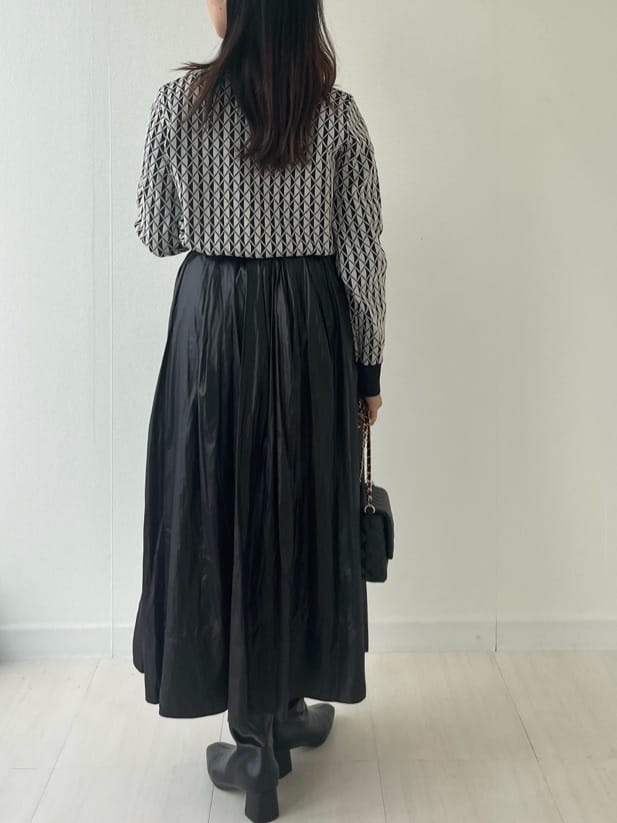 Mori Moriさんの「index｜レザーライクタックフレアスカート【洗濯機洗い可】」を使ったコーディネート