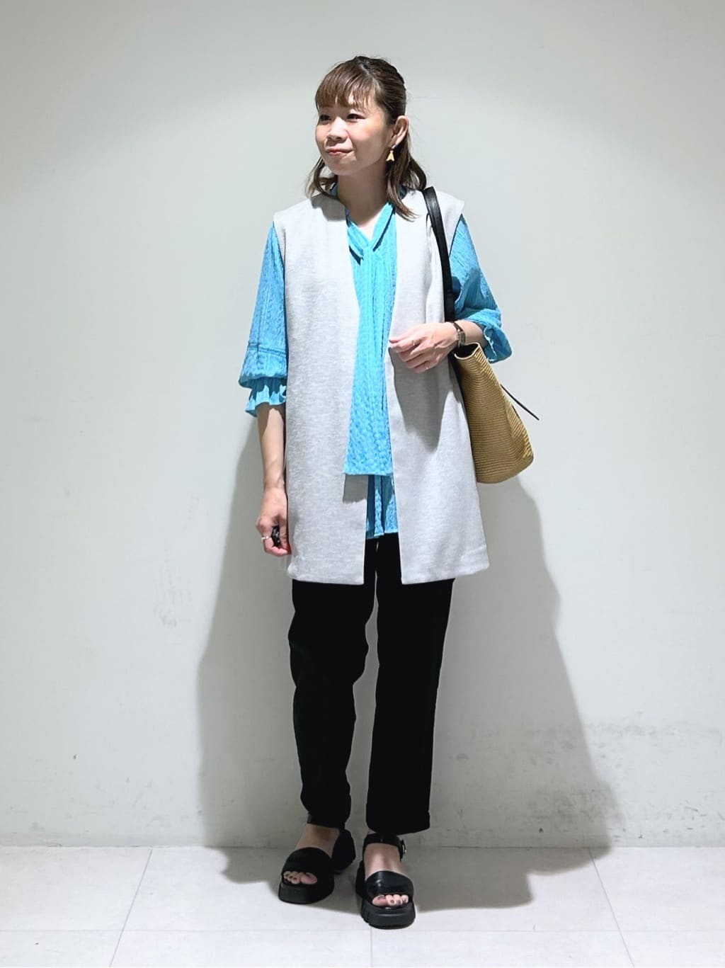 tsuyuさんの「INDIVI｜【洗える／シャーリング素材】ボリューム袖エアリーブラウス」を使ったコーディネート