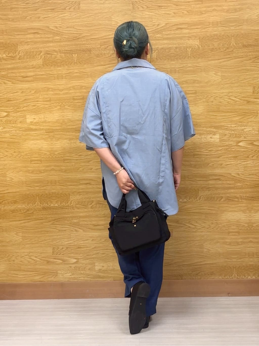 ぁむさんの「SHOO･LA･RUE｜【S-LL/洗濯後しわになりにくい】ゴールドパーツできれい見え 麻調タックワイドパンツ」を使ったコーディネート
