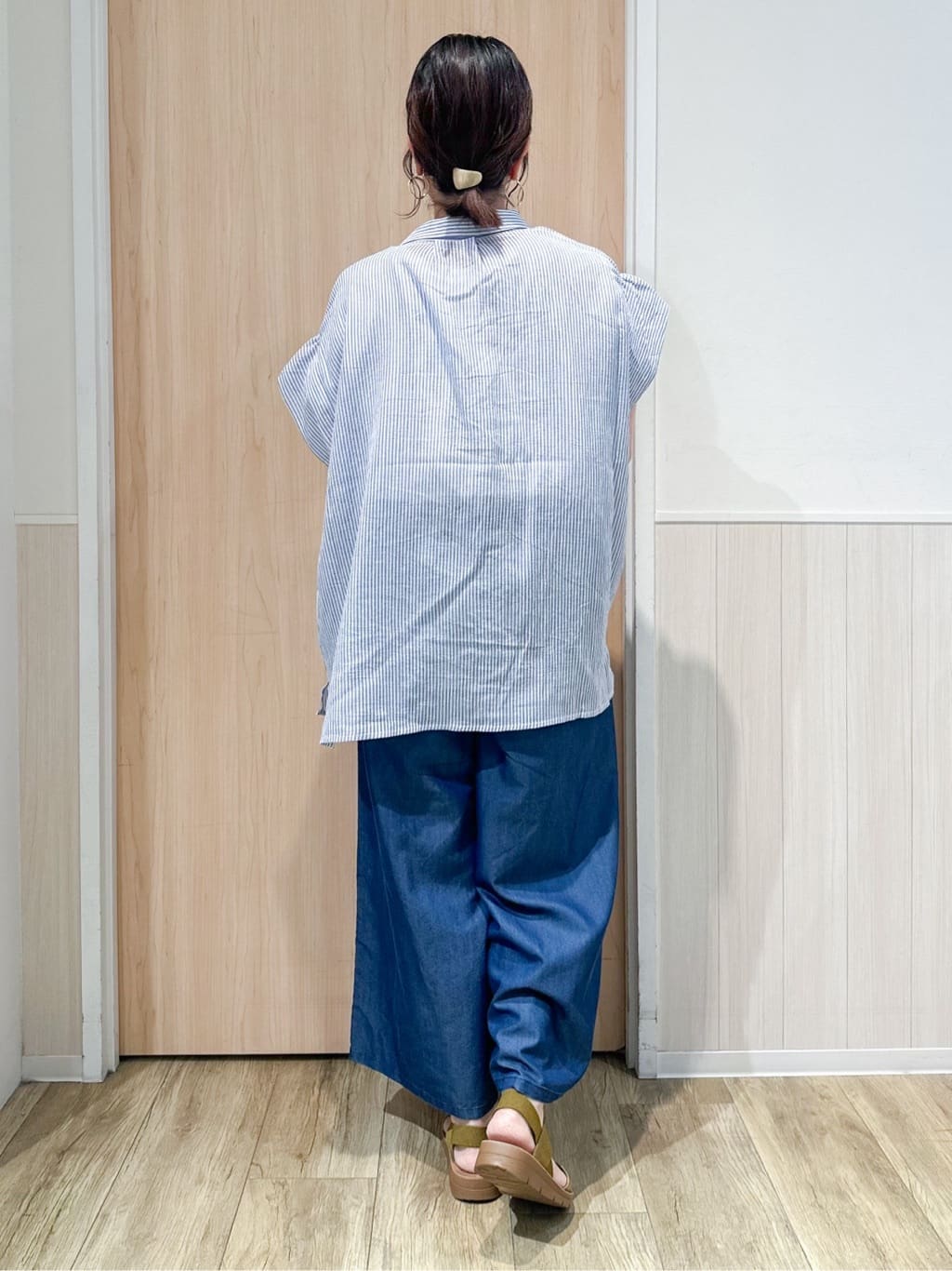 mimoさんの「SHOO･LA･RUE｜【洗える/S-LL/ひんやり】金ボタンがアクセント　大人のデニムガウチョパンツ」を使ったコーディネート