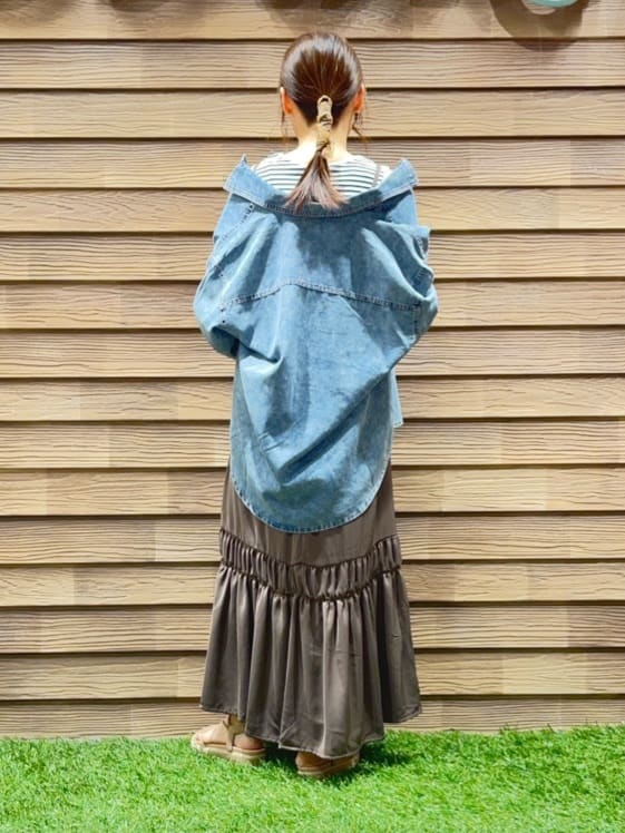 himiさんの「SHOO･LA･RUE｜【ひんやり】シャーリングがアクセントに 大人のデザインキャミワンピース」を使ったコーディネート