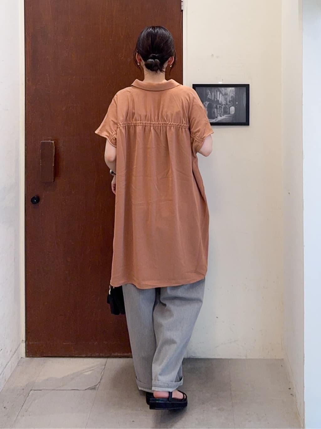 𝐇𝐢𝐫𝐨𝐦𝐢さんの「SHOO･LA･RUE｜【S-LL/体型カバー】さらりとしたタッチが心地よい バックギャザーブラウス」を使ったコーディネート