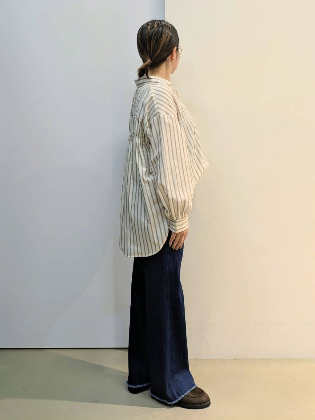 kotoさんの「THE SHOP TK｜【後ろ姿もサマになる】ストライプ バックシャーリングシャツ/体型カバー/洗える」を使ったコーディネート