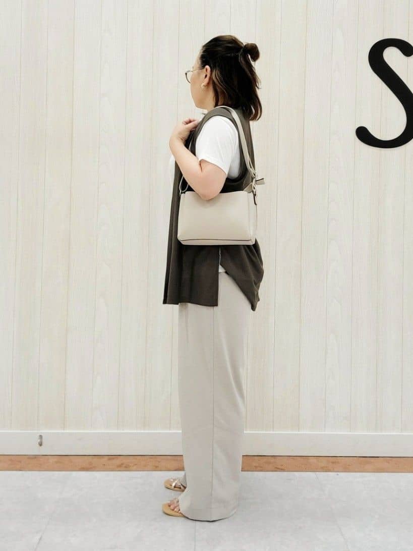 nanahachiさんの「SHOO･LA･RUE｜【2点セット】着回しいろいろ ジレ＋ロゴTシャツ」を使ったコーディネート