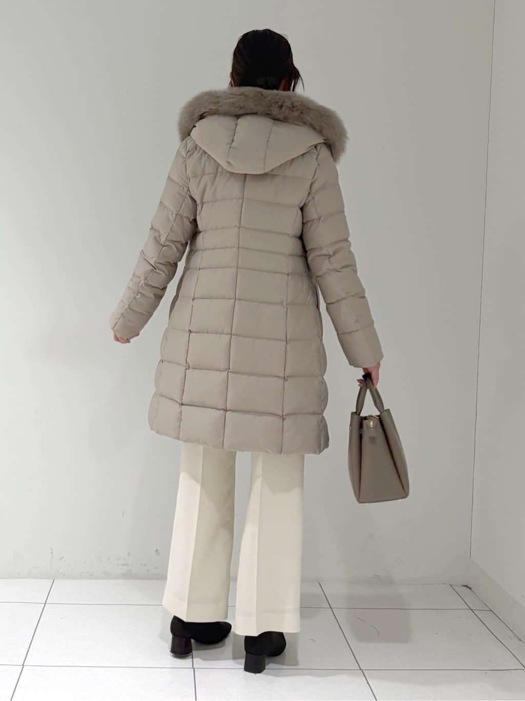 shioriさんの「INDIVI｜【名品／撥水／抗菌防臭】ロング丈リサイクルダウンコート」を使ったコーディネート