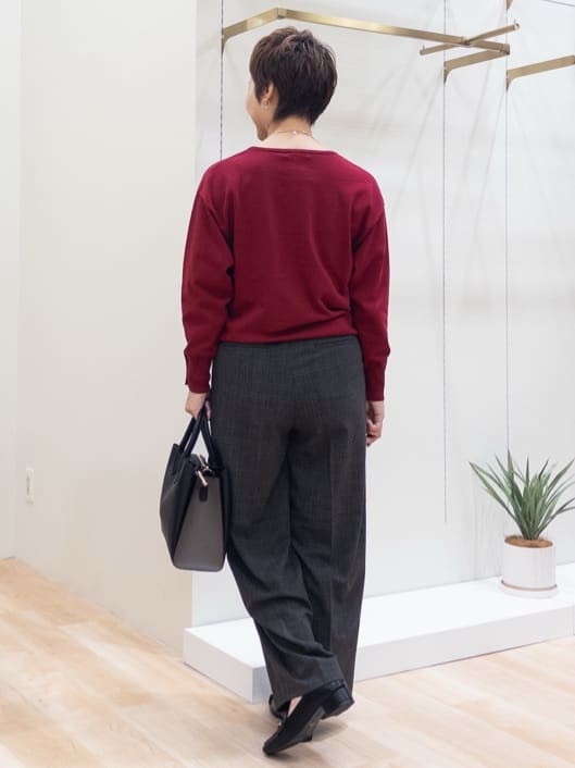 シュウコさんの「grove｜ON/OFF毎日使える！袖口ボタンドロップショルダーニット」を使ったコーディネート