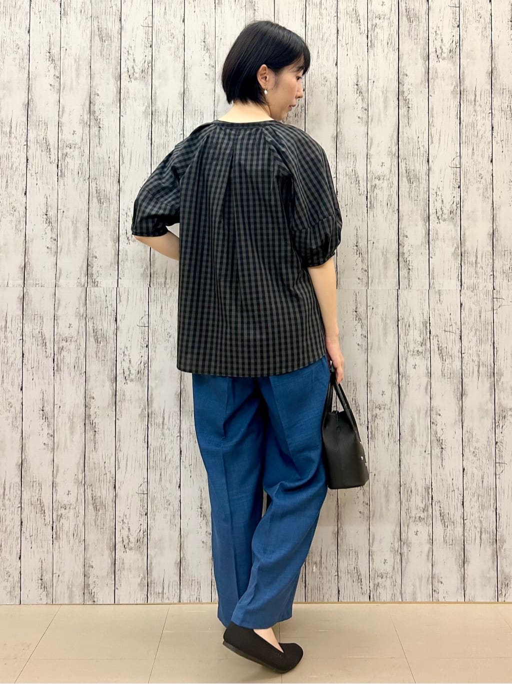ちぐささんの「SHOO･LA･RUE｜【S-LL/洗濯後しわになりにくい】ゴールドパーツできれい見え 麻調タックワイドパンツ」を使ったコーディネート