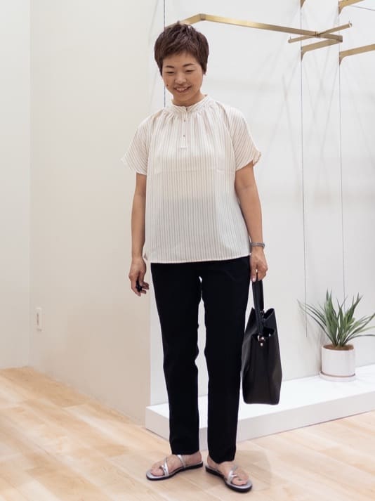 シュウコさんの「grove｜キレイも動きやすさも　美脚見えハイパーストレッチパンツ」を使ったコーディネート