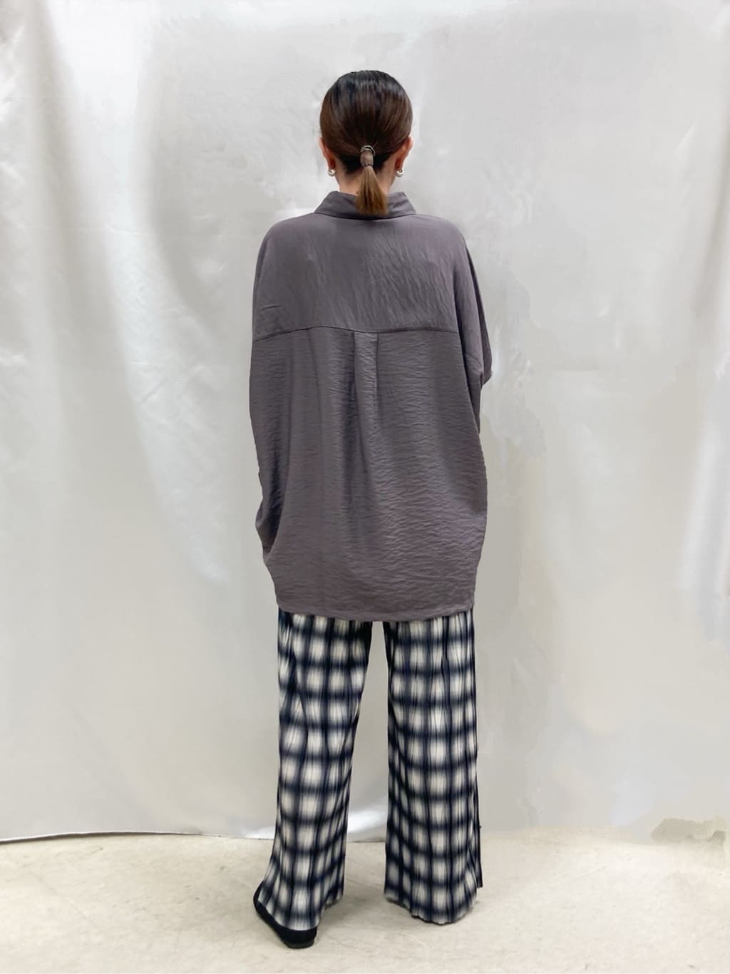 thさんの「SHOO･LA･RUE｜【洗える/S-LL/5分袖】1枚でも羽織としても。さらさらドレープシャツ」を使ったコーディネート