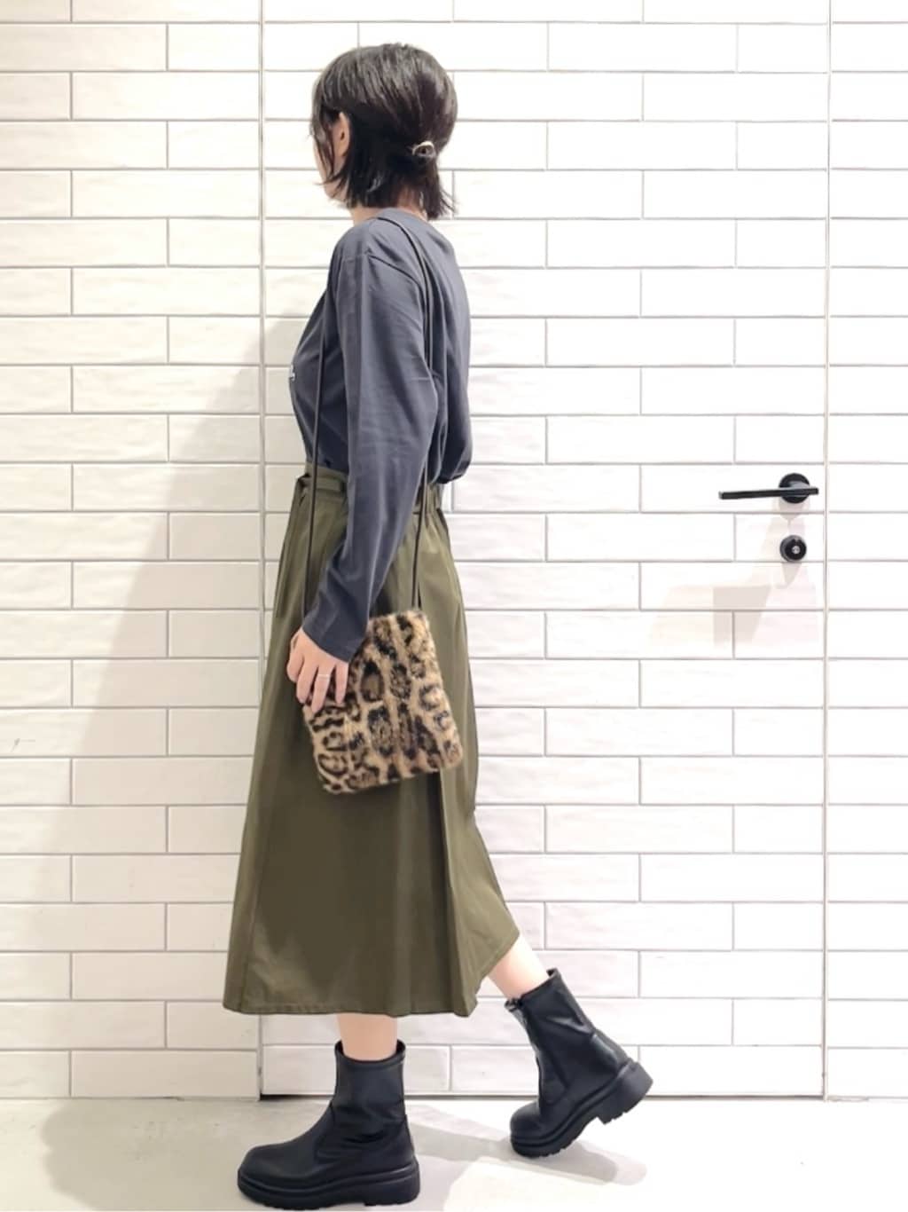 しおりさんの「OPAQUE.CLIP｜ロングロゴTシャツ【洗濯機OK】」を使ったコーディネート