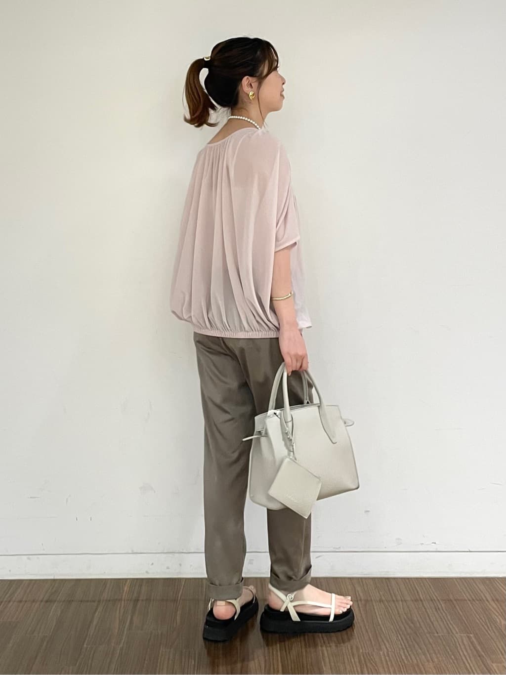 ねねさんの「INDIVI｜【洗える／体型カバー】シャーリングシアートップス」を使ったコーディネート