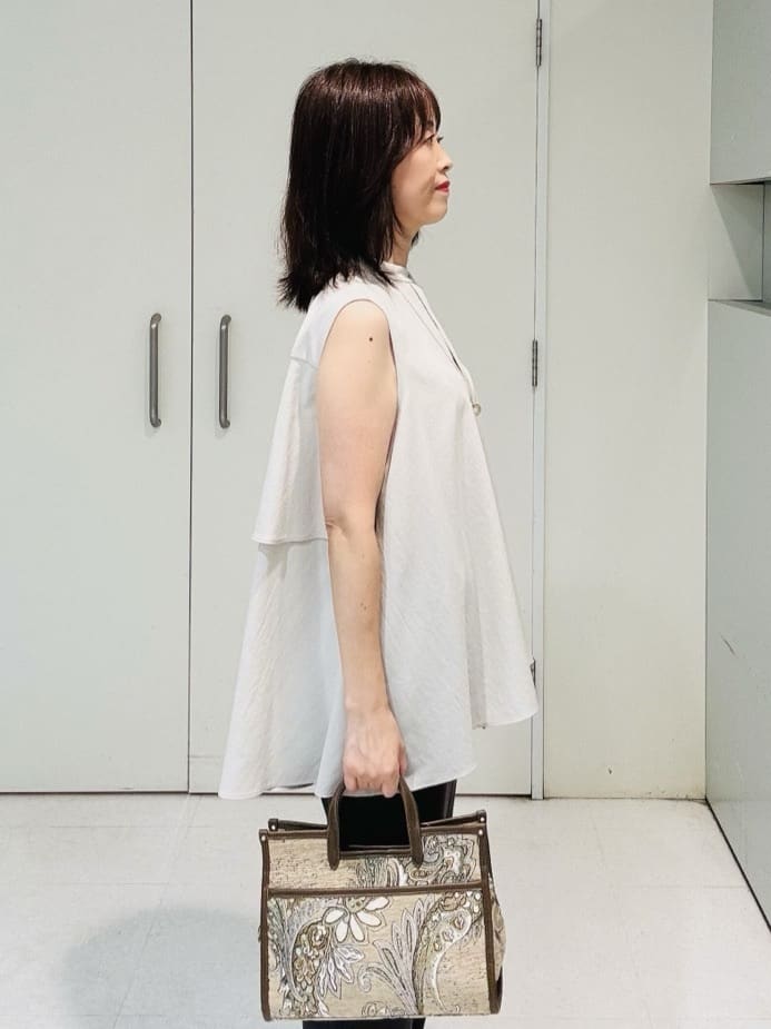 makiさんの「UNTITLED｜【接触冷感/吸水速乾】フレアバックシャンブラウス」を使ったコーディネート
