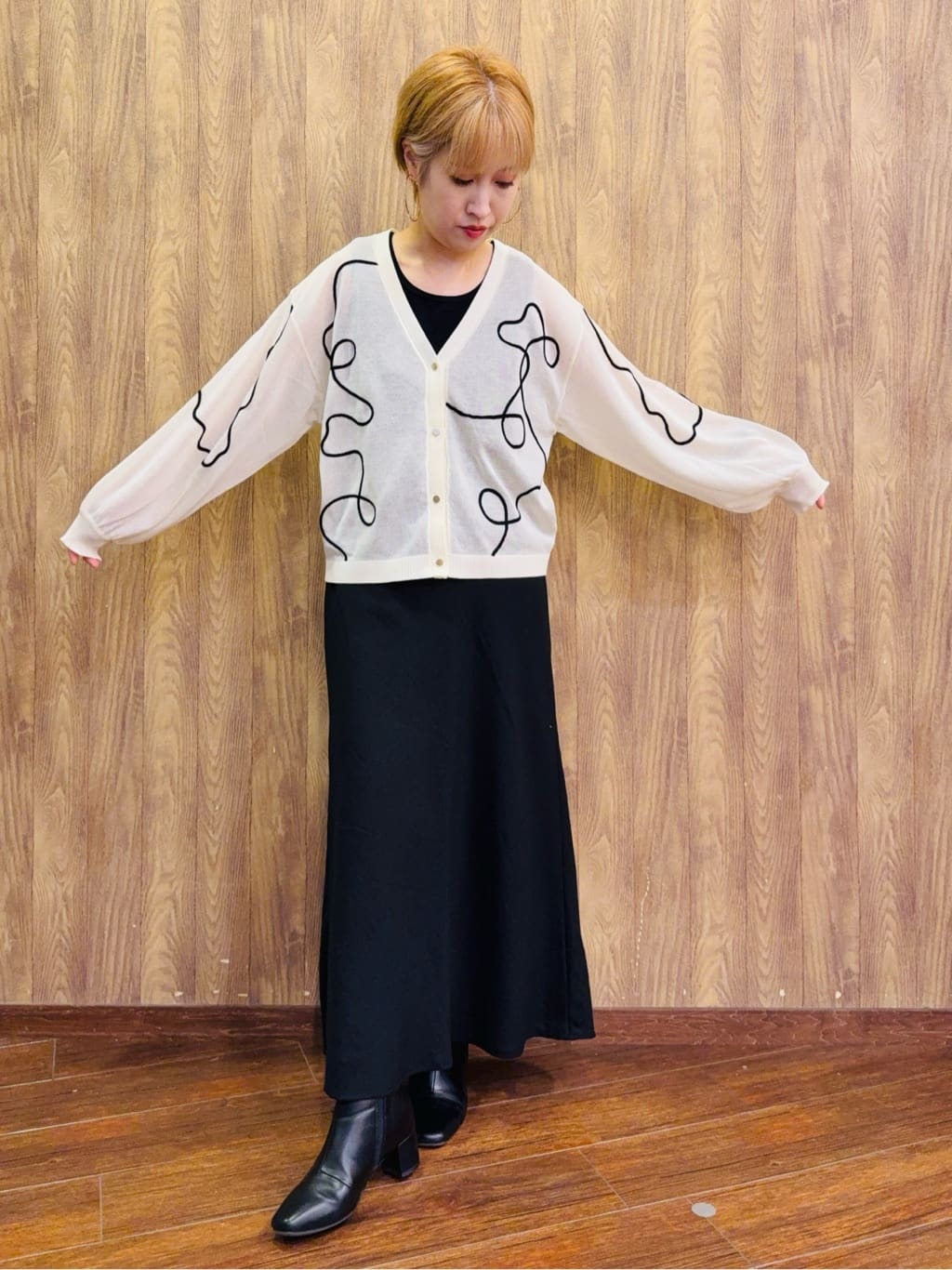 ちばみさんの「SHOO･LA･RUE｜ニュアンスデザインがこなれ見え 刺繍デザイン シアーカーディガン」を使ったコーディネート