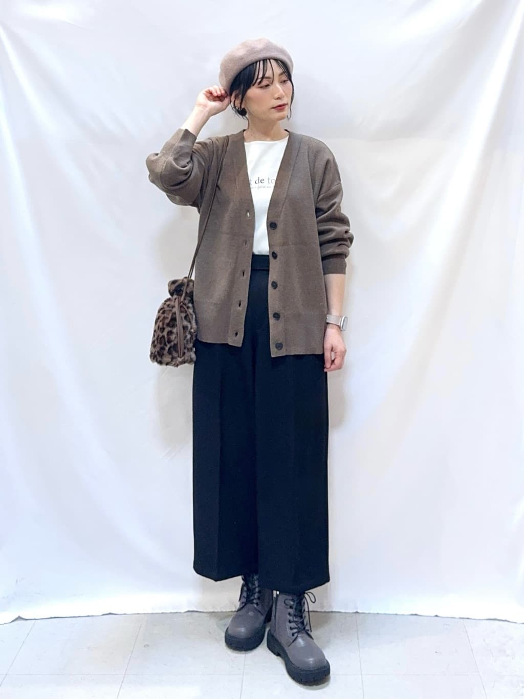 𝐇𝐢𝐫𝐨𝐦𝐢さんの「SHOO･LA･RUE｜【洗える/毛玉レス】表面がきれいなVネックカーディガン」を使ったコーディネート