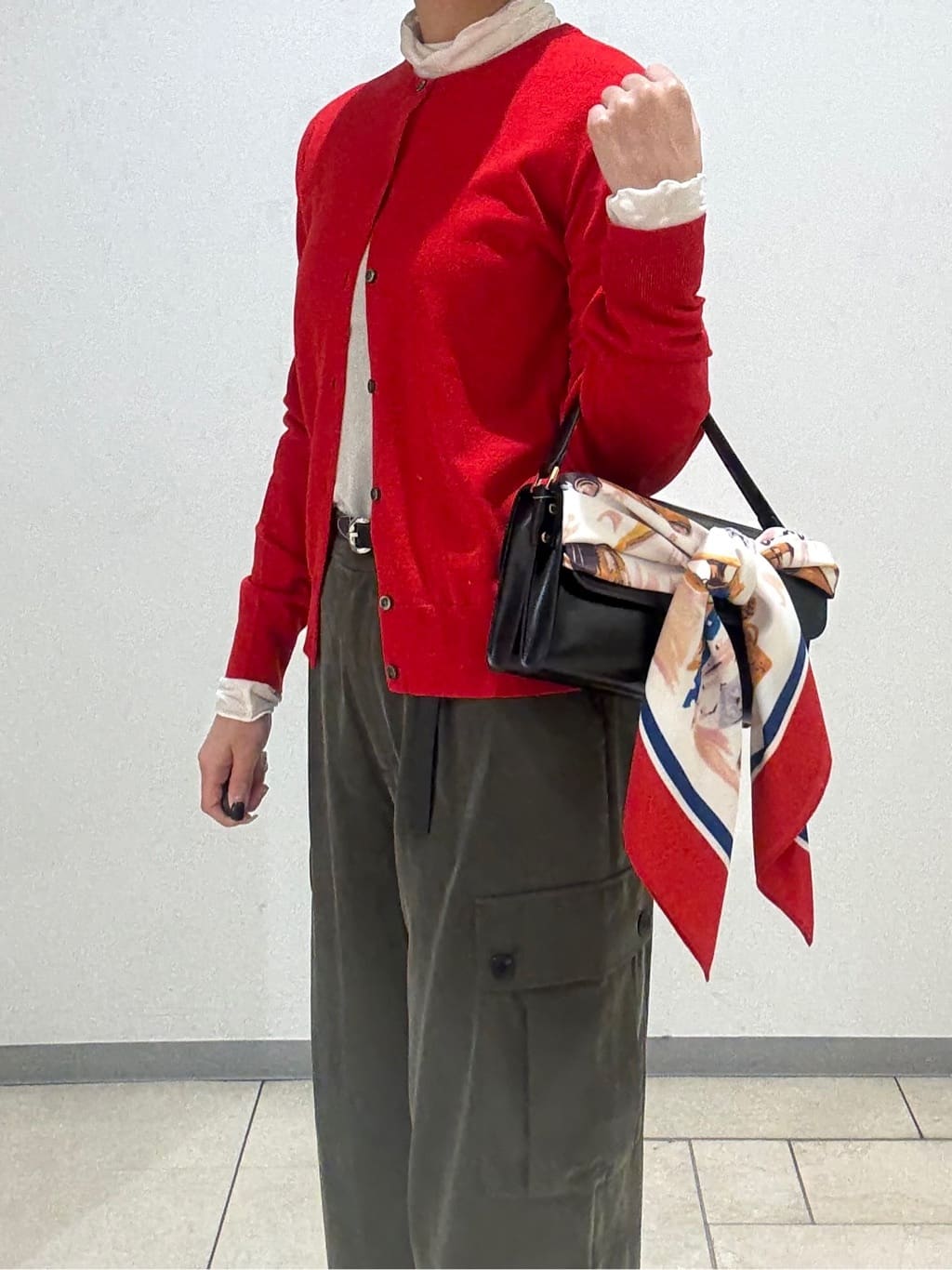 Itoさんの「UNTITLED｜【大人きれいめ/ストレート/ワイド】キュプラカーゴパンツ」を使ったコーディネート