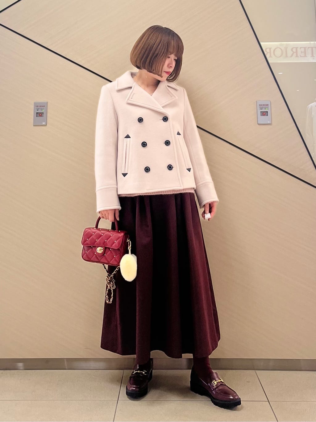 yahataさんの「DRESSTERIOR｜アルパカブレンドVネックニット」を使ったコーディネート