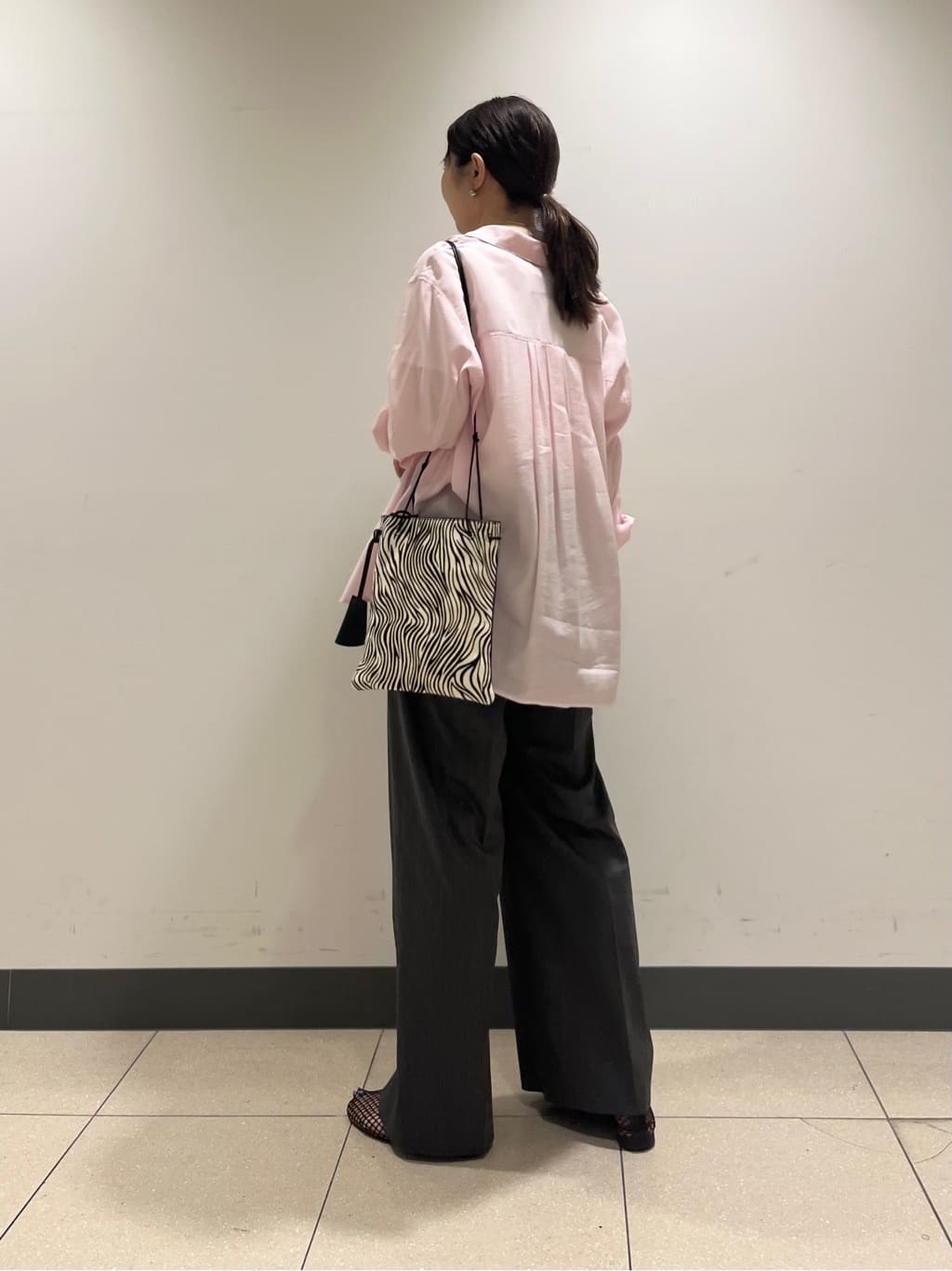 shokoさんの「INDIVI｜【体型カバー／清涼感】シアーオーバーシャツ」を使ったコーディネート