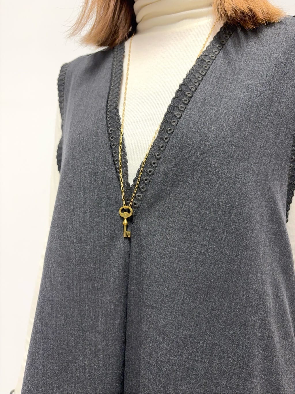 Nishijimaさんの「DRESSTERIOR｜【インナー使いに最適/しっとり暖かな吸湿発熱素材】タートルネックプルオーバー」を使ったコーディネート