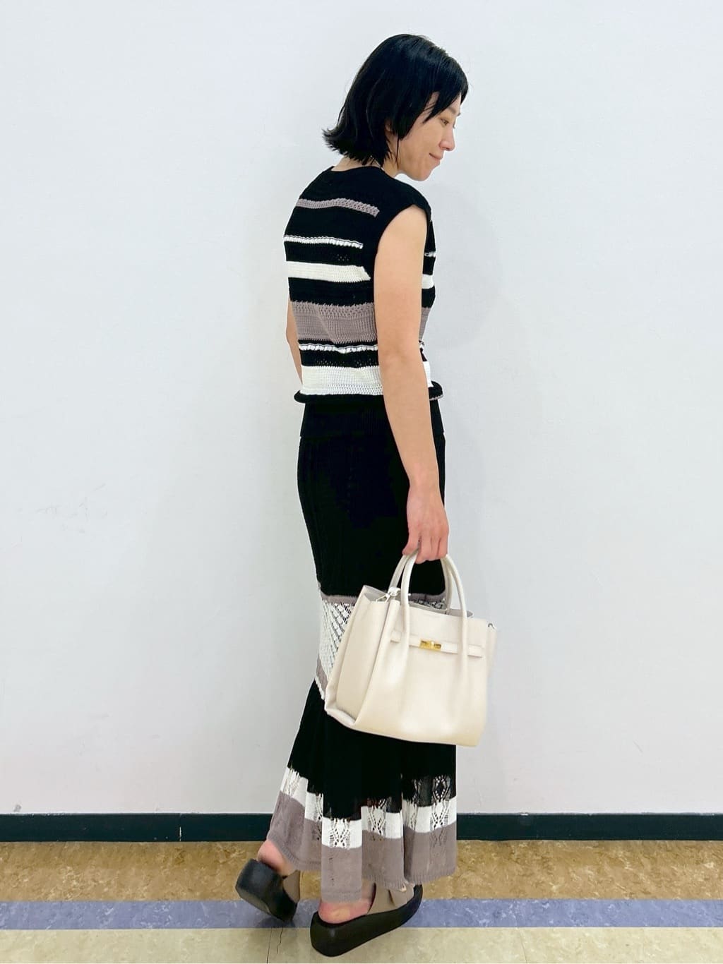 su.さんの「index｜【軽量／2WAY／通勤対応】フロントベルトデザインミドルトートバッグ」を使ったコーディネート