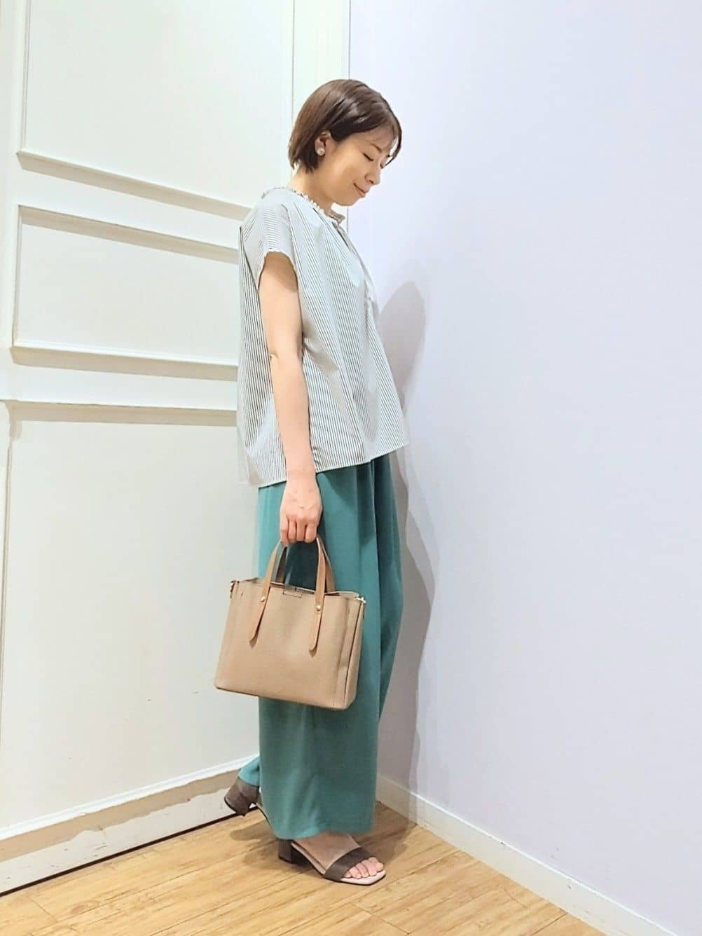 miomioさんの「SHOO･LA･RUE｜【洗える/S-LL】プチフリル襟が女性らしい フレンチスリーブシャツ」を使ったコーディネート