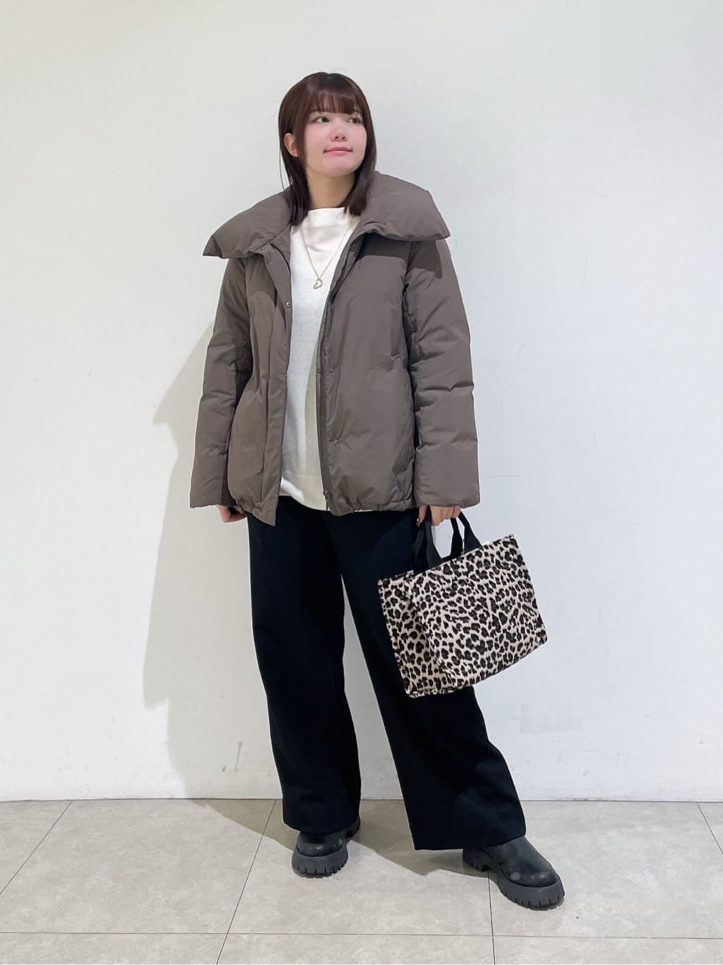 emikaさんの「INDIVI｜【撥水／洗える／デザイン衿】ステッチレス ショートダウンコート」を使ったコーディネート