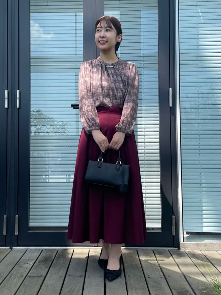 abeさんの「Couture brooch｜【大人可愛い・パール取り外し・通勤】・タックタイチェック柄ブラウス」を使ったコーディネート