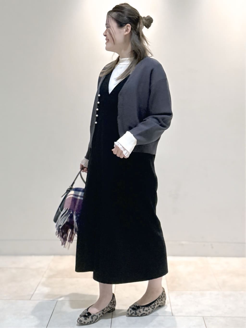 S&auml;K&iuml;さんの「Reflect｜【軽い羽織に◎／セットアップ可】パール調ボタン付きカーディガン」を使ったコーディネート