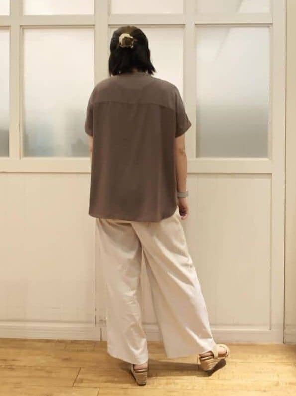 machiさんの「SHOO･LA･RUE｜【洗える/プチプラ】大人の抜け感をプラスする バンドカラーシャツ」を使ったコーディネート