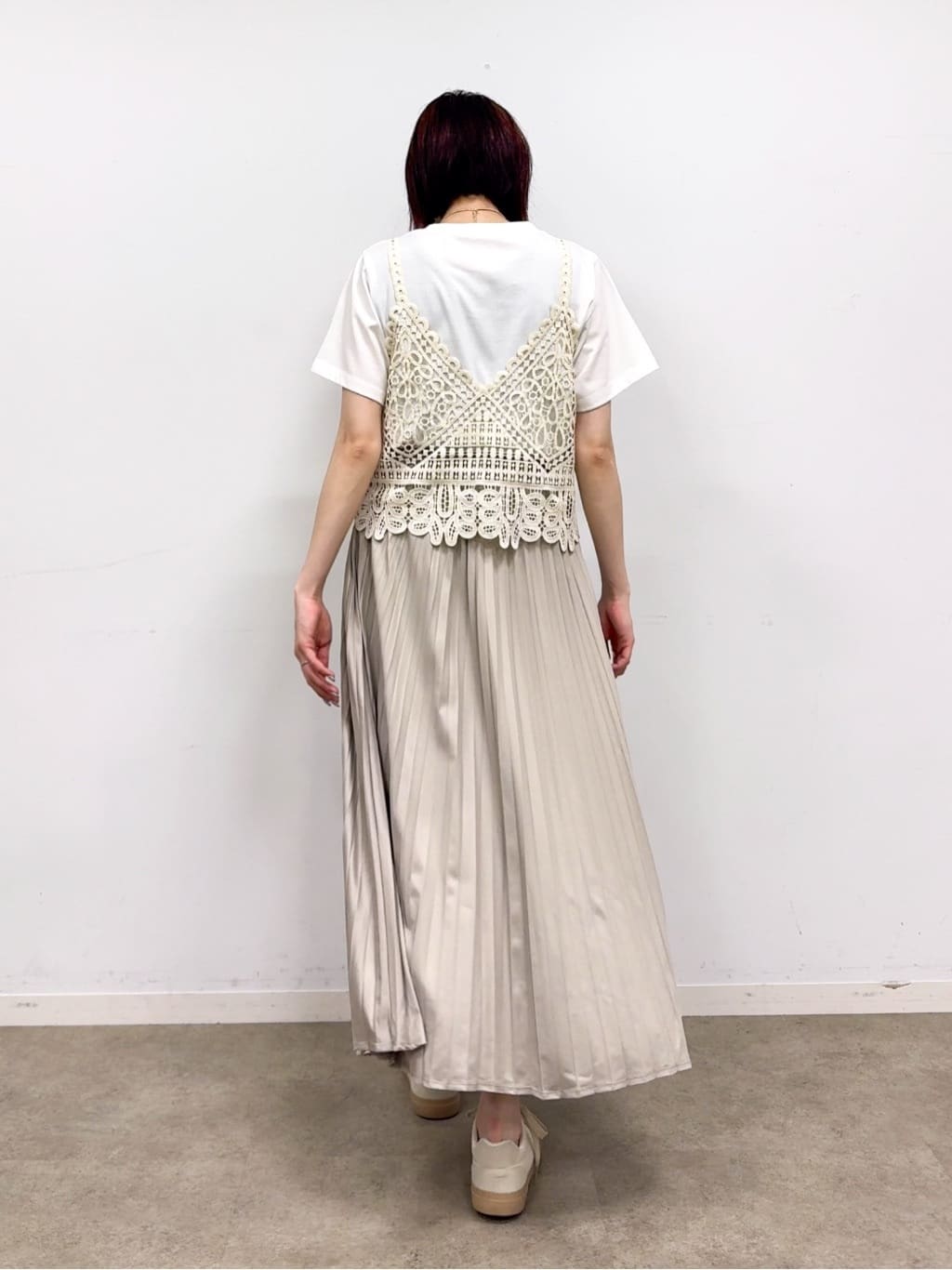 𝐜𝐡𝐢𝐤𝐚さんの「SHOO･LA･RUE｜【2点セット/ひんやり】レースビスチェ＋Tシャツ」を使ったコーディネート
